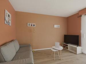 Televízia a/alebo spoločenská miestnosť v ubytovaní Maison pour 6 personnes à Saint-Hilaire-de-Riez