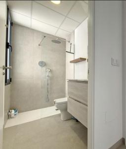 a bathroom with a shower and a toilet at Casa Nina Mar de Cristal in Mar de Cristal