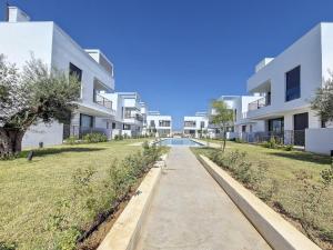 a pathway in front of a row of apartment buildings at Casa Nina Mar de Cristal in Mar de Cristal