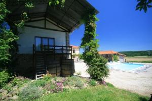 Bazén v ubytování Naturist Hotel Peyraille nebo v jeho okolí + 8 fotografií