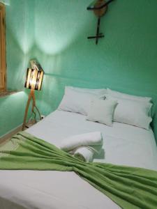 Postel nebo postele na pokoji v ubytování Riad Flottement Des Songes