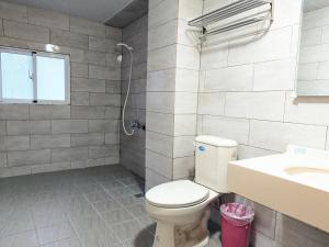 A bathroom at A-Lang Homestay