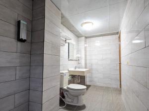 A bathroom at A-Lang Homestay