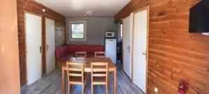 Kuchyň nebo kuchyňský kout v ubytování Camping des Templiers - Le Caylar