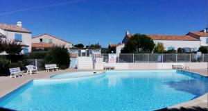 Swimmingpoolen hos eller tæt på Le Chêne Vert, piscine et forêt