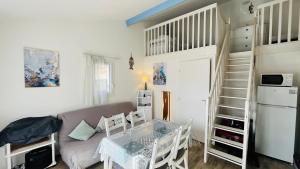 Køkken eller tekøkken på Le Chêne Vert, piscine et forêt