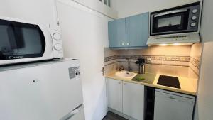 Køkken eller tekøkken på Le Chêne Vert, piscine et forêt + 6 billeder