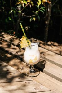 a drink sitting on top of a wooden table at Levit Glamping - Hotel Guatapé Peñol in Guatapé