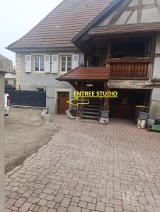 a house with an entrance shuttle sign in front of it at Grand studio dans maison alsacienne in Eschentzwiller
