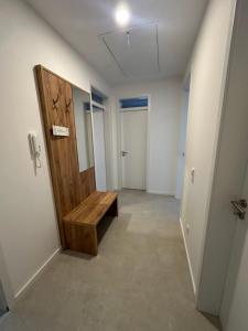 un corridoio con panca in legno e porta di Drei Kirchenblick Ferienwohnung a Heilbad Heiligenstadt