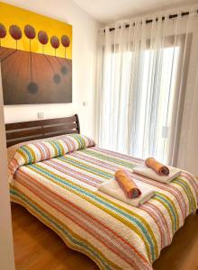 una camera da letto con un letto con asciugamani sopra di 'Villa Xenia' HG25 - Relax and Enjoy the Golf Resort a Kouklia
