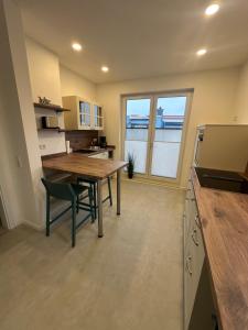 una cucina con un tavolo di legno e una sala da pranzo di Drei Kirchenblick Ferienwohnung a Heilbad Heiligenstadt Altre 5 foto