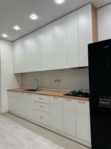 Η κουζίνα ή μικρή κουζίνα στο Жк Buta Fenomen +4 φωτογραφίες