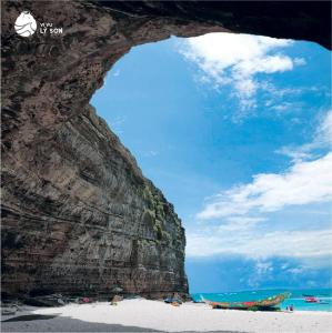 a view of a beach with a large cliff at Khách Sạn Thu Thành in Ly Son