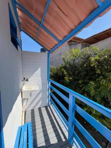 een blauwe bank op een veranda met luifel bij Kitnet Brava 2 in Búzios