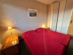 Postel nebo postele na pokoji v ubytování Appartement 2 pièces au pied des pistes de ski avec balcon et parking - FR-1-515-31