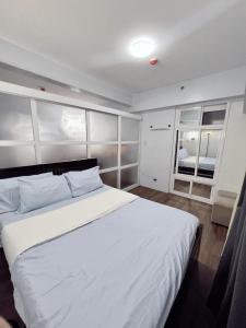 En eller flere senge i et værelse på nkz's staycation + 7 billeder