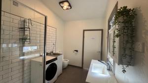 Ένα μπάνιο στο Diamond House Motor Inn +20 φωτογραφίες