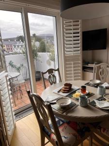 een eettafel met uitzicht op een balkon bij Marine Haven in Ballycastle