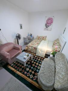 Postel nebo postele na pokoji v ubytování Guest House + 2 fotografie