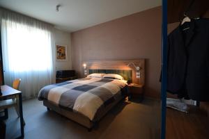 帕尔马Locanda Parsifal的一间卧室，配有一张大床和一扇窗户。