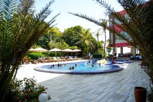 Bazén v ubytování Iris Hotel nebo v jeho okolí