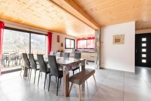 a dining room with a table and chairs at Chalet Les Lys - Tout Confort in Valloire