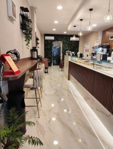 Un restaurante con un mostrador y una barra con sillas. en Il sogno nel cassetto, en Bari