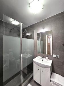 Un baño con lavabo, ducha e inodoro. en Pawia Apartments Old Town, en Cracovia 14 fotos más