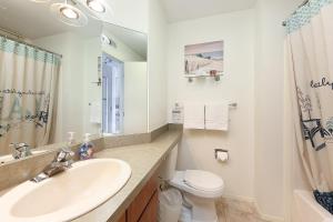 een badkamer met een wastafel, een toilet en een douche bij Lovely Beachside Studio 5679 in Williamsburg