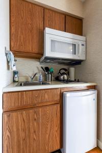 een keuken met een spoelbak en een magnetron bij Lovely Beachside Studio 5679 in Williamsburg