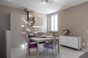 een keuken met een tafel en stoelen in een kamer bij PT Escape in Viareggio