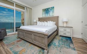 ein Schlafzimmer mit großem Bett und Balkon in der Unterkunft Phoenix Orange Beach 2204 condo in Orange Beach + 49 Fotos