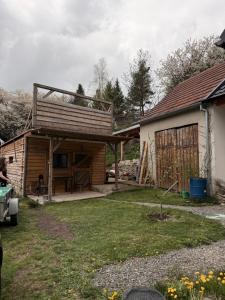 Vonkajšia záhrada v ubytovaní Chalupa U dančí obory