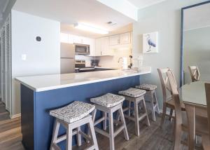 Η κουζίνα ή μικρή κουζίνα στο Island Winds West 872 condo