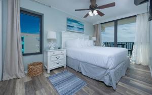 Ένα ή περισσότερα κρεβάτια σε δωμάτιο στο Island Winds West 872 condo