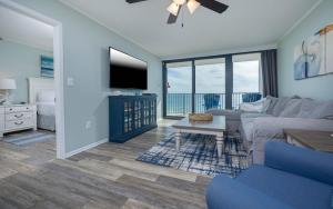 Μια τηλεόραση ή/και κέντρο ψυχαγωγίας στο Island Winds West 872 condo