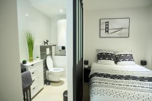 a small bedroom with a bed and a bathroom at Le Carolo Ducal in Charleville-Mézières