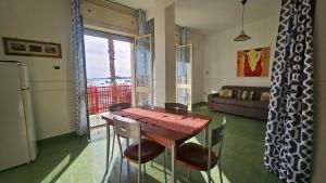 Una cocina con una mesa y sillas de madera en una habitación. en Tramonto, en Porto Cesareo