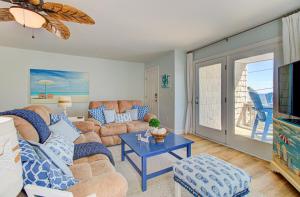 TV a/nebo společenská místnost v ubytování Shark Shack by Carolina Beach Realty
