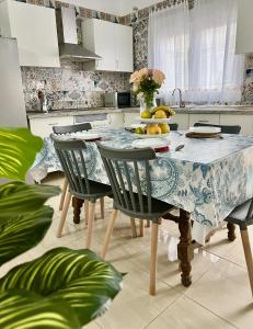 a kitchen with a table with a bowl of fruit on it at Buenavista - CHC - Mar Azul in Buenavista del Norte +13 photos