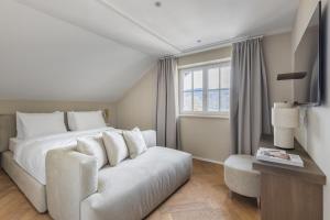 Postel nebo postele na pokoji v ubytování Lingers Suites & Residence