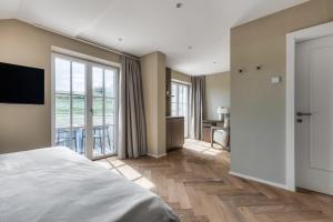 Postel nebo postele na pokoji v ubytování Lingers Suites & Residence