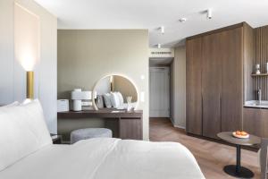 Postel nebo postele na pokoji v ubytování Lingers Suites & Residence