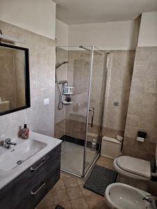 ein Badezimmer mit Dusche, Waschbecken und Toilette in der Unterkunft La Dolce Vita. Alloggio nel verde cuore del Friuli Venezia Giulia in Mariano del Friuli + 27 Fotos