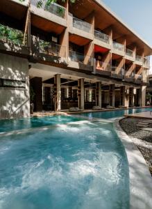 una piscina di fronte a un edificio di The Funny Lion - El Nido a El Nido