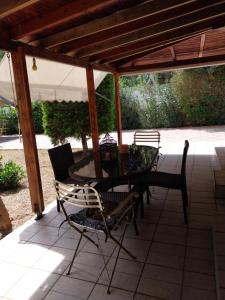 Patio alebo iná vonkajšia časť ubytovania Ξυλινο σπίτι δίπλα στην θάλασσα