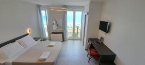 TV a/nebo společenská místnost v ubytování Hotel Caravel