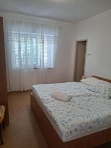 Posteľ alebo postele v izbe v ubytovaní Seaview Apartments Kampor 3708