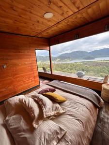 een groot bed in een kamer met een groot raam bij Casa Jaguar Neusa in Tausa Viejo